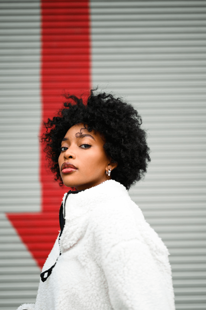 Young woman with curly hair. Plabcurlove.com